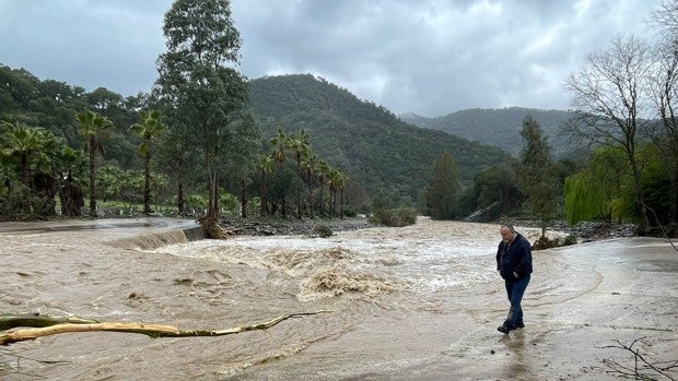 Más de 20 familias siguen aisladas en Genalguacil al desbordarse uno de los ríos del pueblo