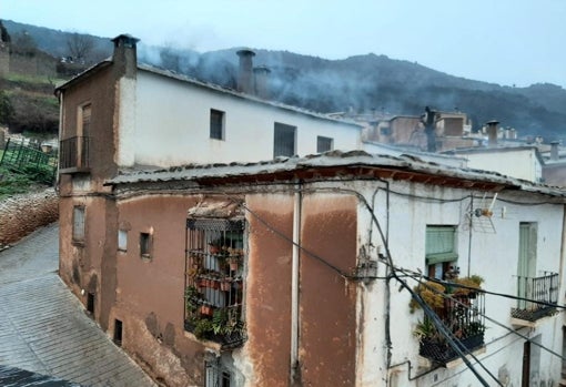 Las paredes de las casas de los pueblos blancos se pasan al marrón