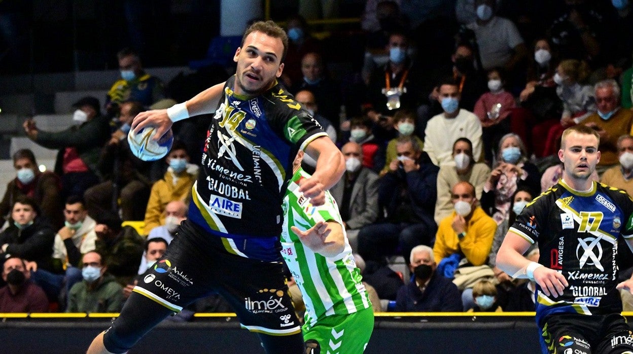 El Ángel Ximénez de Puente Genil dispara a puerta