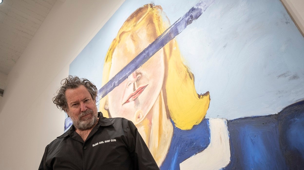 Julian Schnabel posa para ABC junto a una de las obras que conforman la muestra