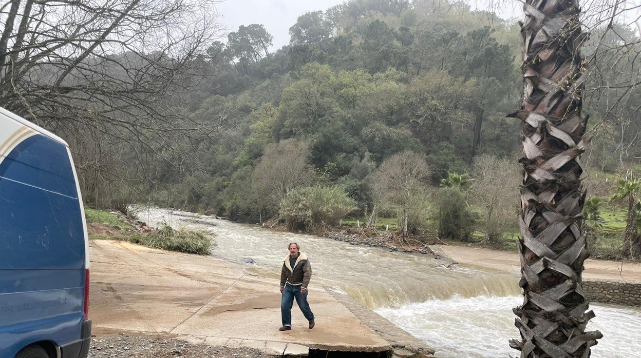 Uno de los vecinos mirando el río desbordado por la riada