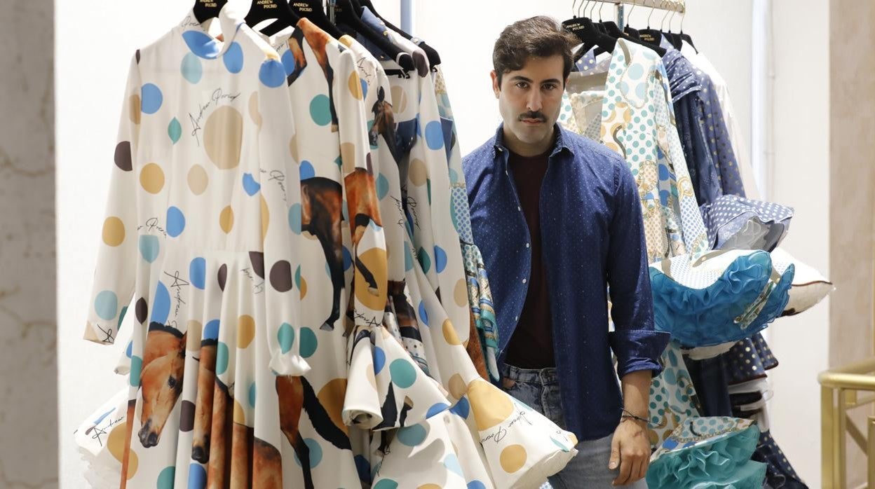 Andrew Pocrid, en su taller de Córdoba junto a una de sus colecciones