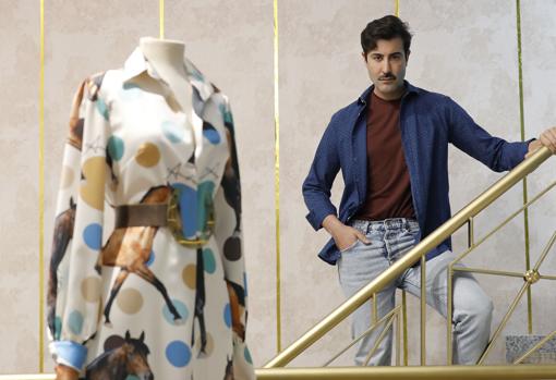 Andrew Procrid posa con uno de sus diseños, antes de empezar la entrevista