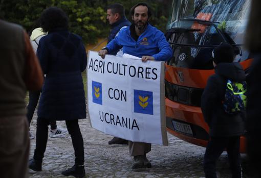 José María Serrano, con el cartel de la asociación que organiza el viaje