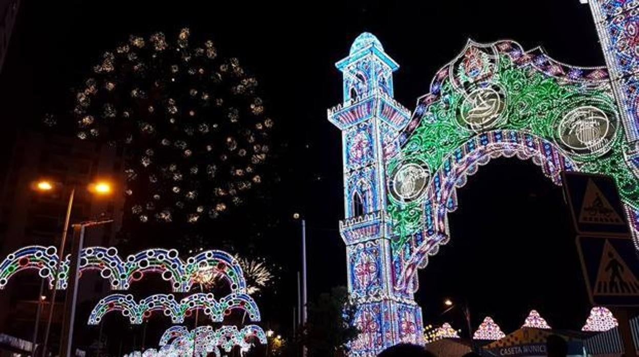 Fuegos artificiales junto a la portada de la Feria de Algeciras antes del Covid