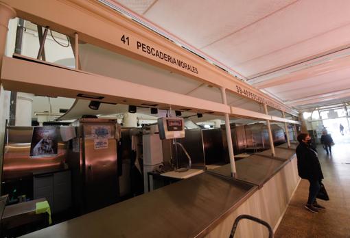 Pescaderías afectadas por el paro en un mercado municipal de Córdoba