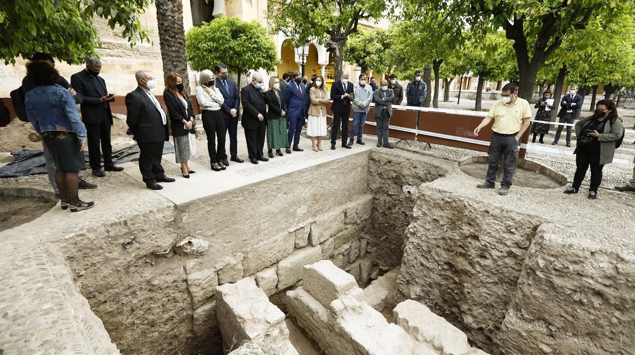 La consejera y el alcalde en las excavaciones del Patio de los Naranjos