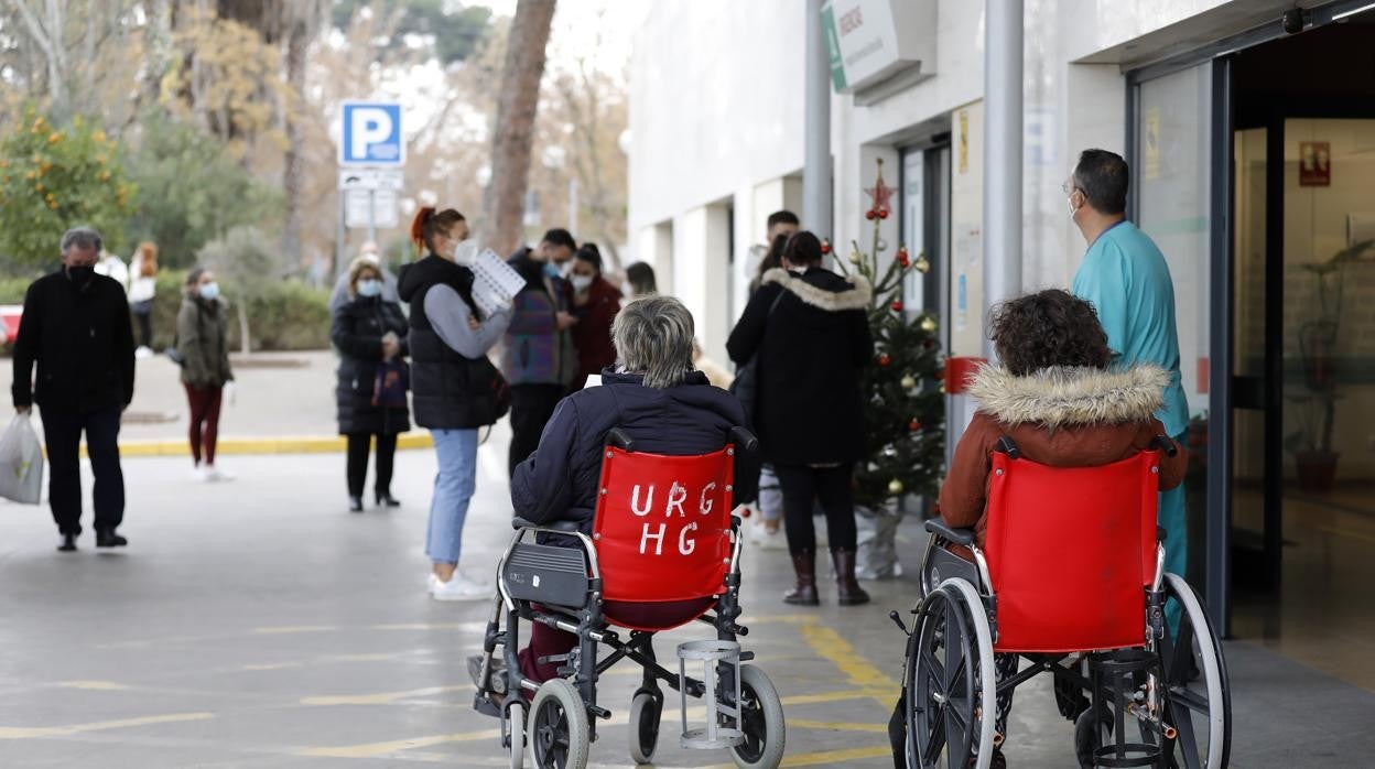 Pacientes en el exterior del Reina Sofía de Córdoba
