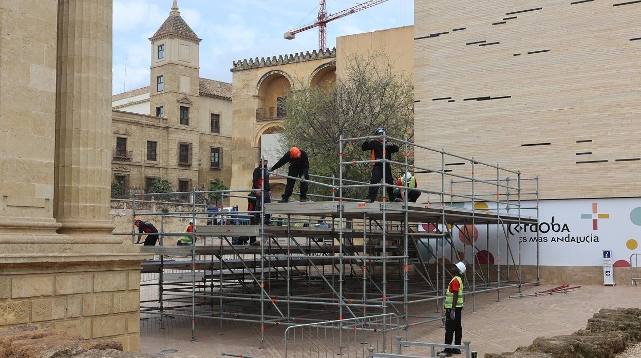 Montaje de los palcos de la carrera oficial de la Semana Santa de Córdoba junto a la Puerta del Puente