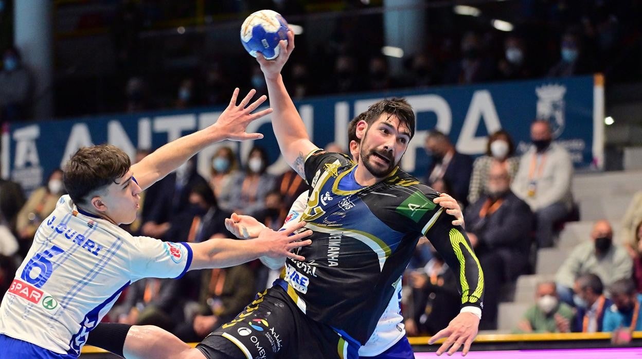 El pivote del Ángel Ximénez Javi García, en el último partido de Copa del Rey ante el Granollers