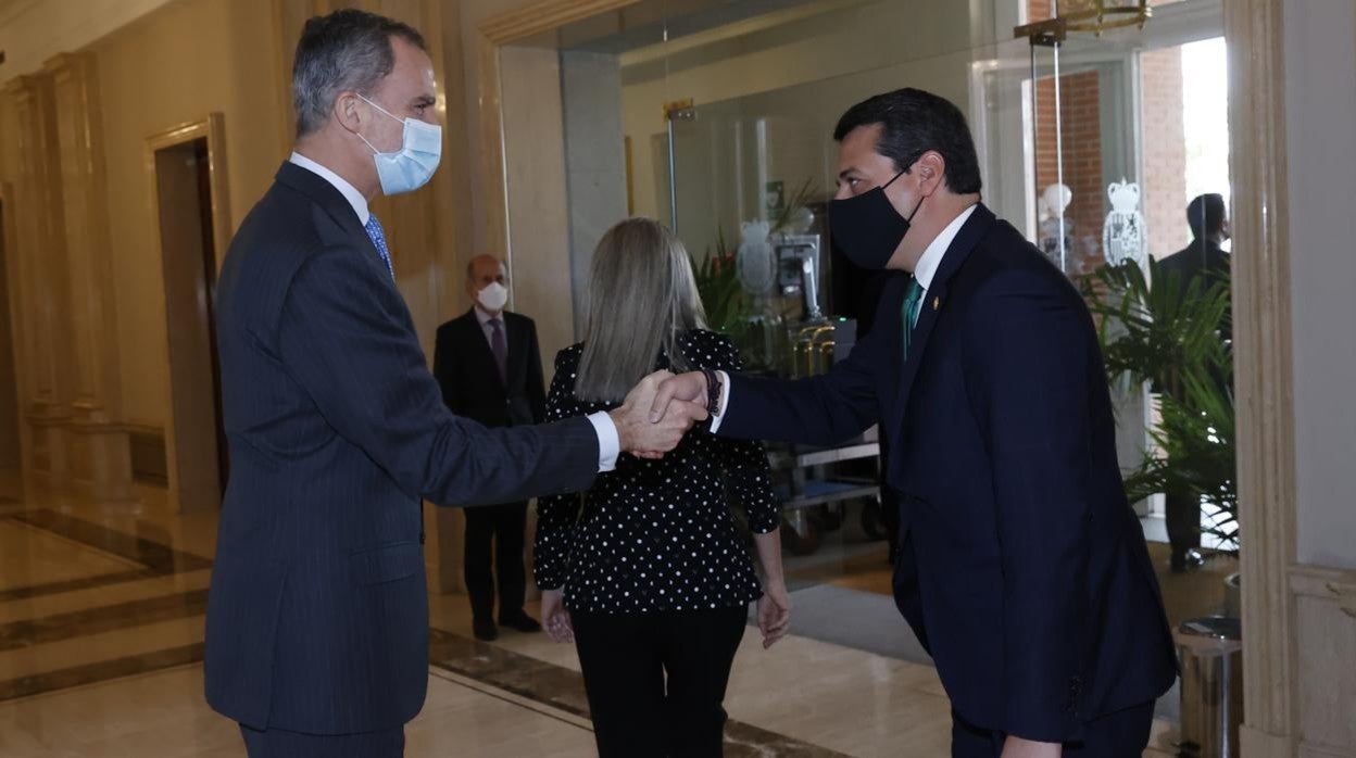 El alcalde de Córdoba saluda a Su Majestad el Rey, antes de la audiencia a las Ciudades Patrimonio