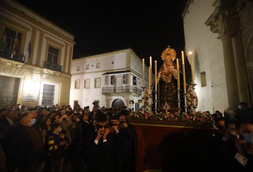 La Virgen del Rocío y Lágrimas, nada más salir de la Trinidad