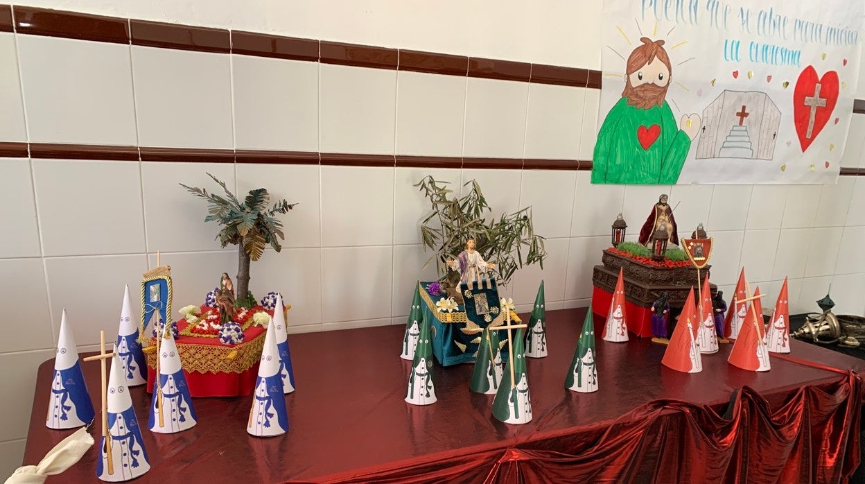 Pasos en miniatura en el colegio Virgen del Carmen