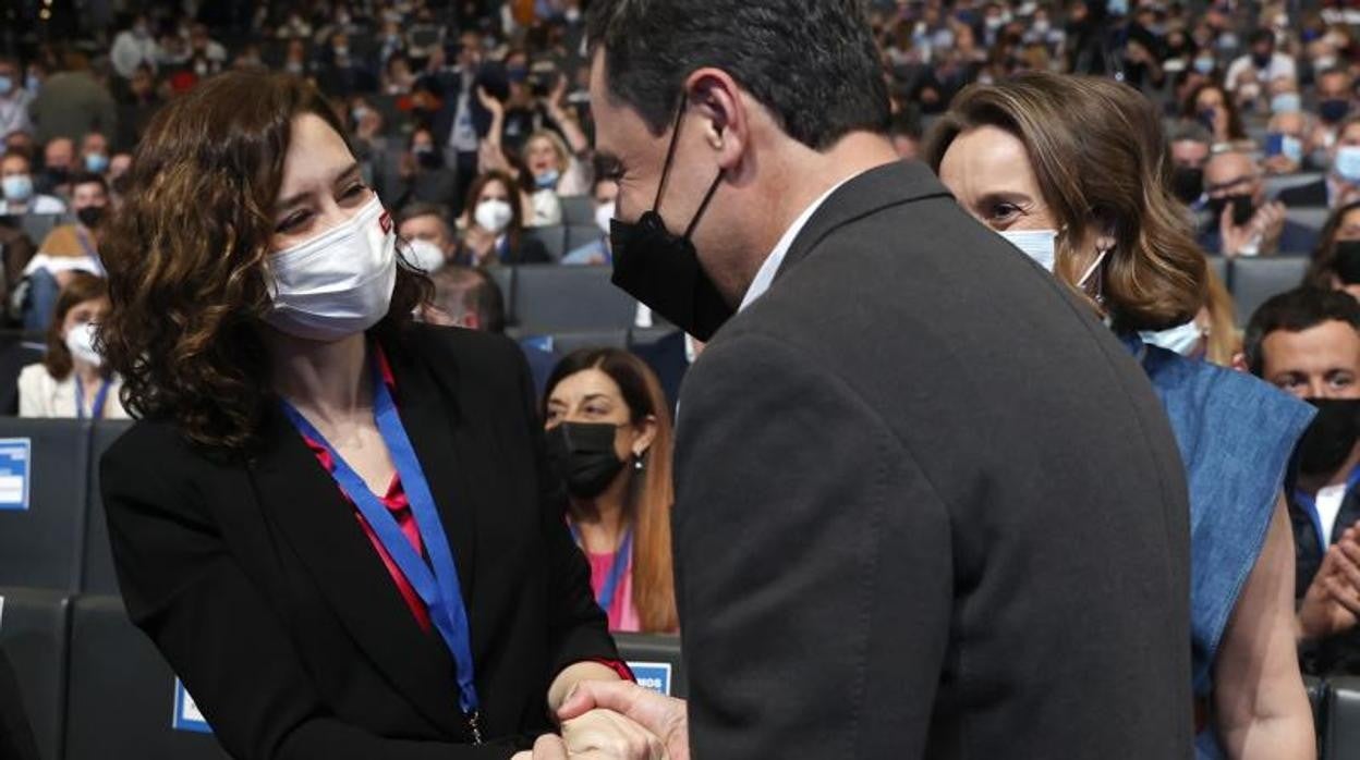 Isabel Díaz Ayuso y Juanma Moreno se saludan en el plenario del congreso del PP