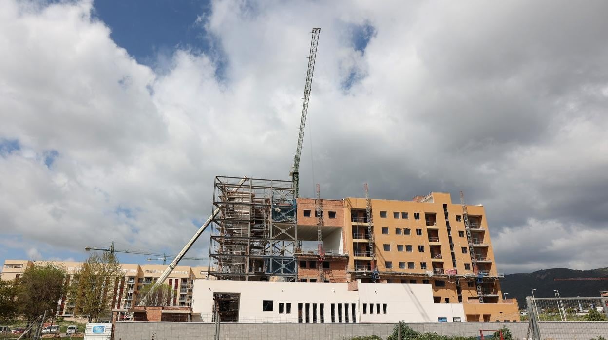 Obras de la nueva iglesia de San Juan Pablo II en la Huerta de Santa isabel (Poniente) junto a una promoción de VPO