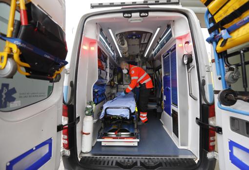 Interior de una ambulancia en las proximidades del Hospital Reina Sofía de Córdoba
