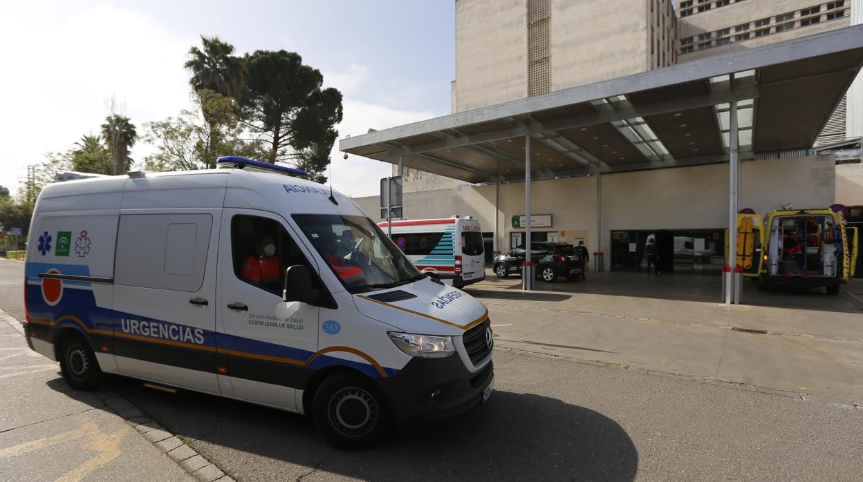 Una ambulancia llega al acceso principal de Urgencias del Hospital Reina Sofía de Córdoba
