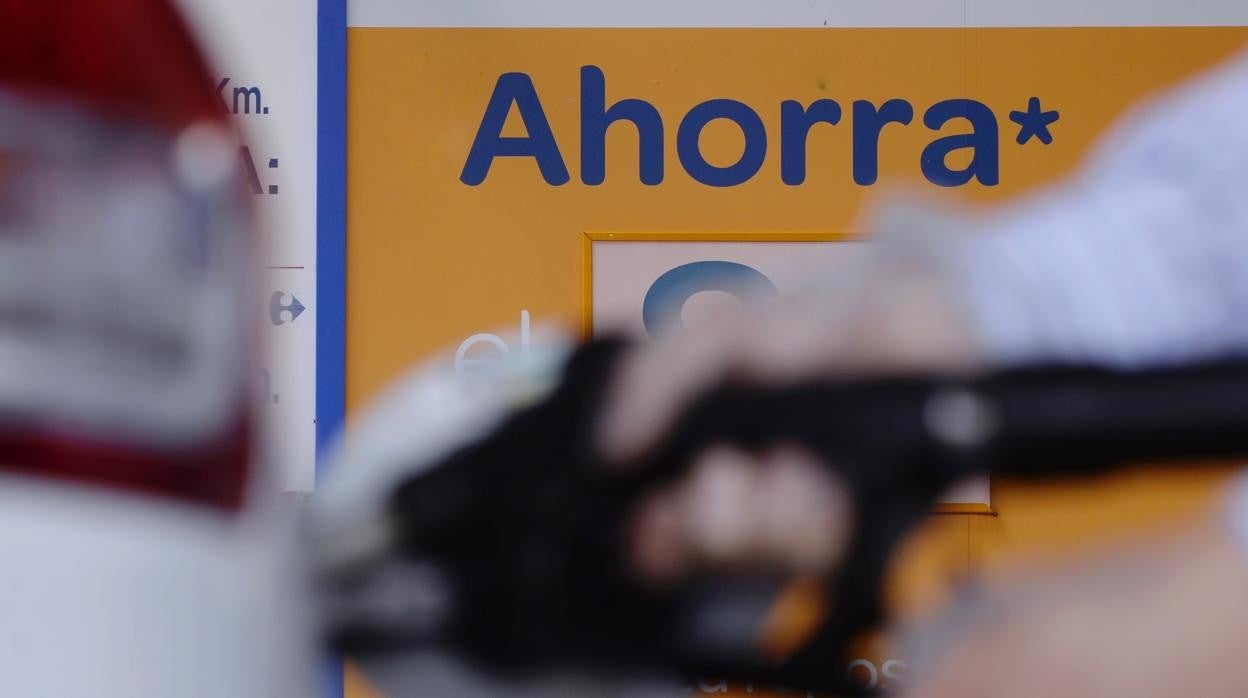 Un conductor reposta combustible en su vehículo