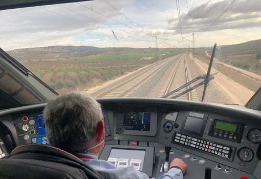 El tren viaja a 250 kilómetros por hora para cubrir el trayecto en una hora y diez minutos