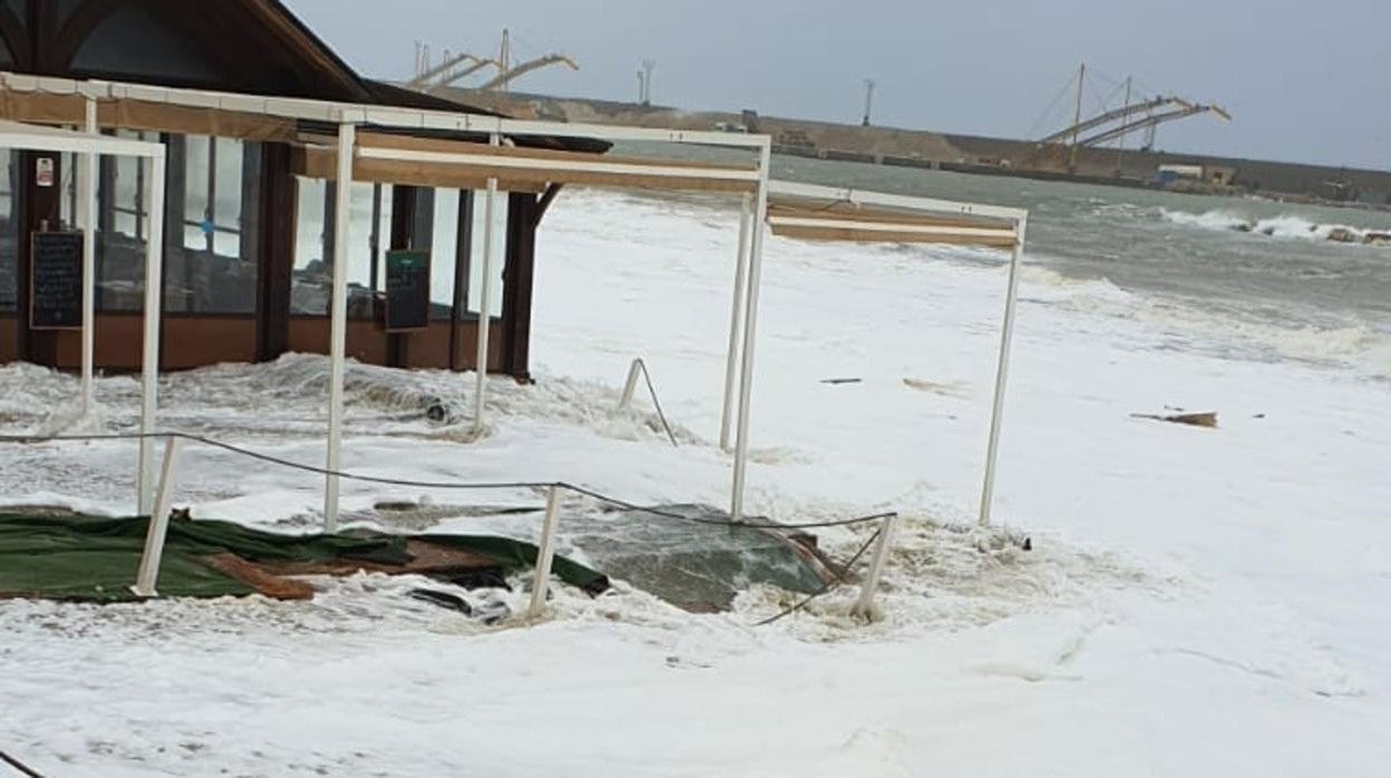 Chiringuito inundado por el mar en Garrucha.