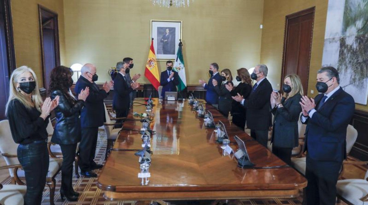 Tras el minuto de silencio por el fallecimiento sus compañeros de Gobierno le dieron un aplauso a Javier Imbroda