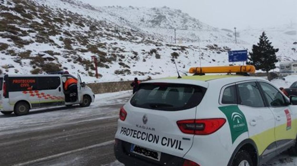 Protección Civil en un carretera con nieve en una imagen de archivo