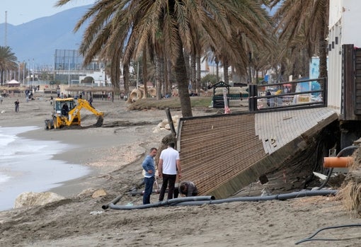 Uno de los chiringuitos destrozados por el temporal en La Malagueta