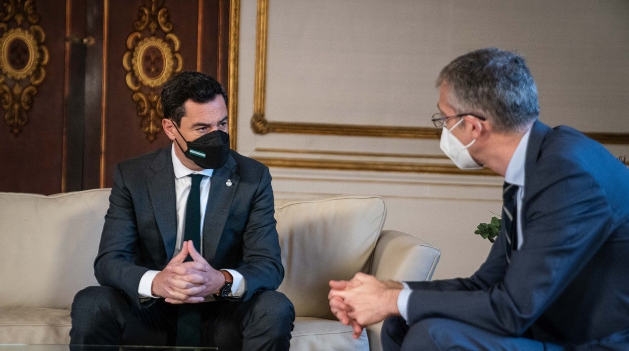 Juanma Moreno con el gobernador del Banco de España, Pablo Hernández de Cos