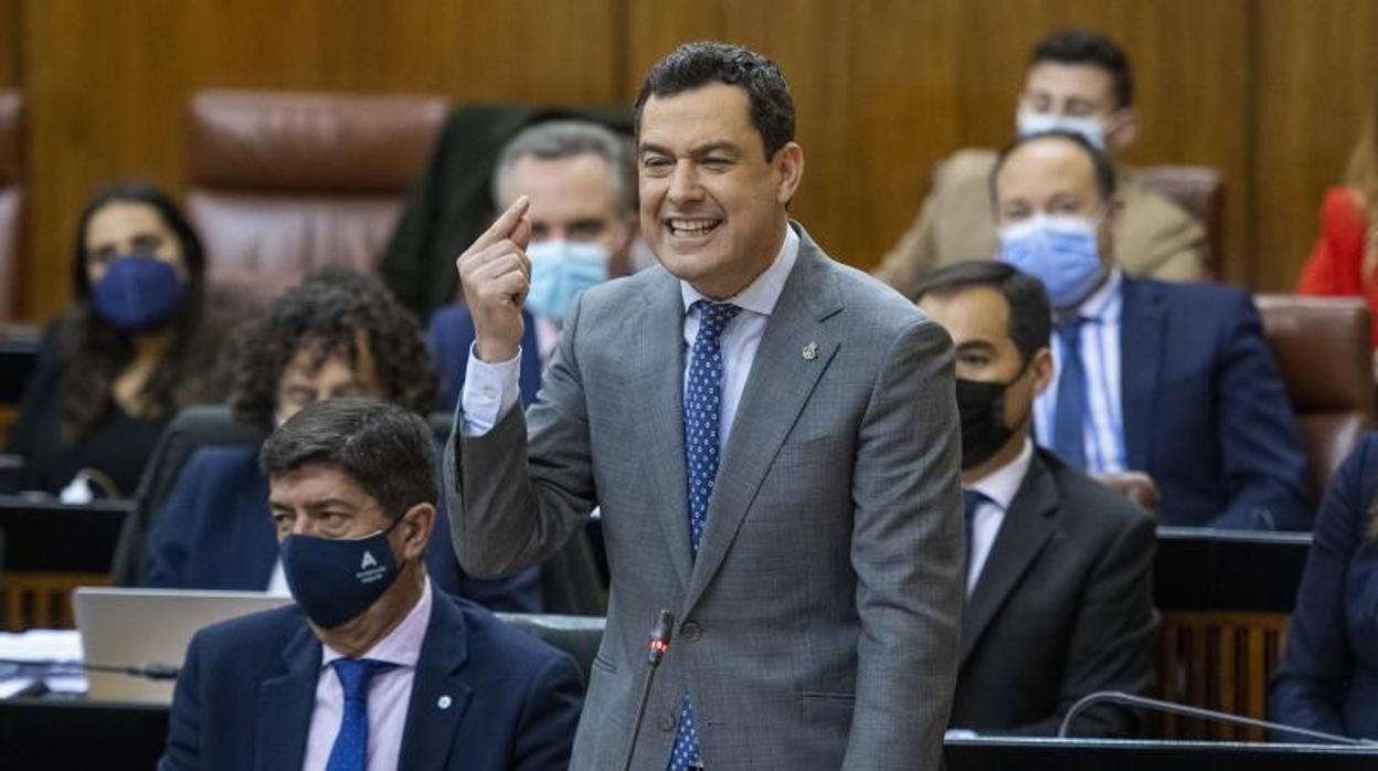 El presidente de la Junta, Juanma Moreno, en el Parlamento andaluz