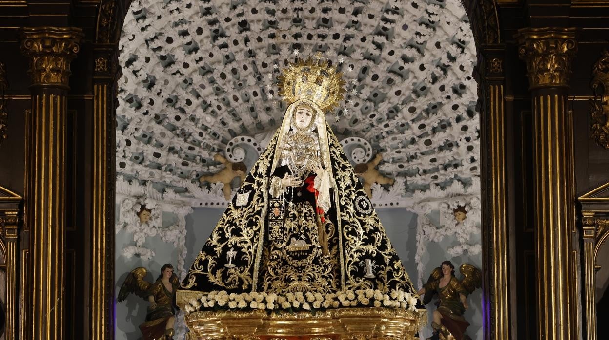 Nuestra Señora de los Dolores, en su camarín, en el viernes de su bnombre