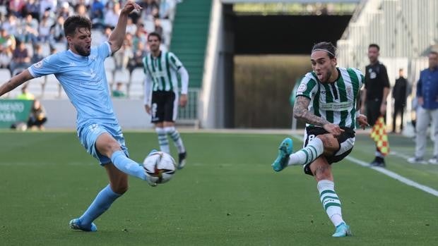 El Córdoba CF gana (2-0) al Villanovense y puede ascender este domingo