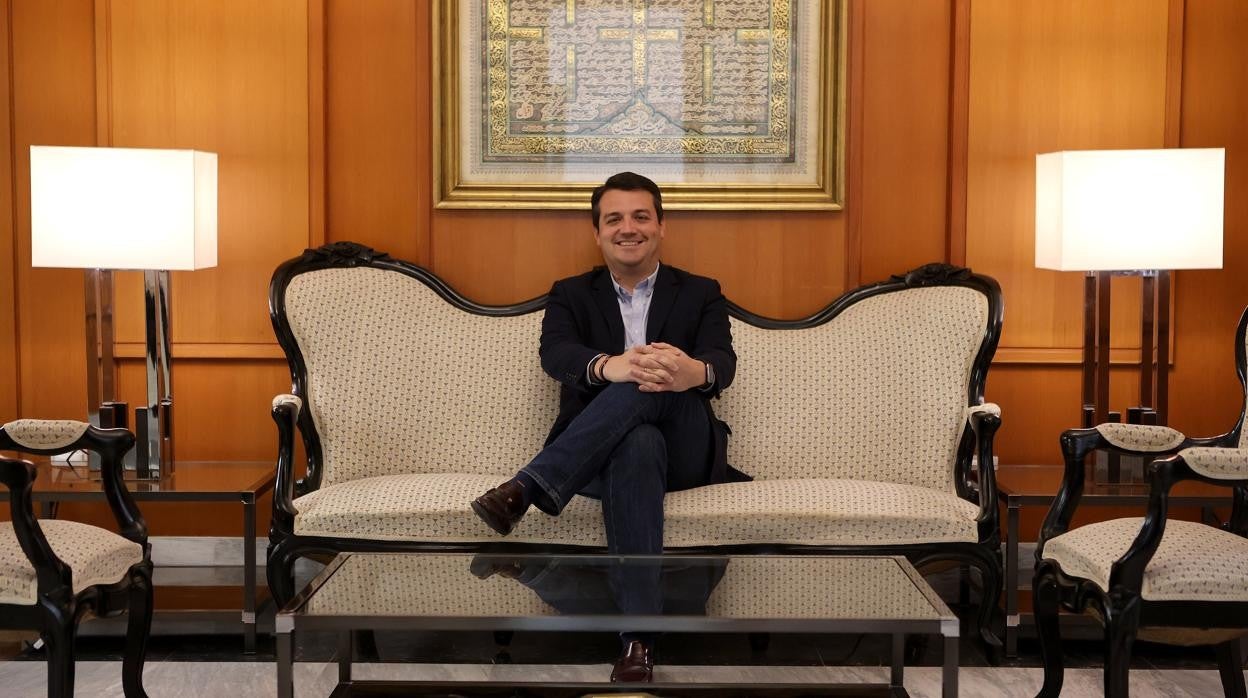 El alcalde de Córdoba, en su despacho