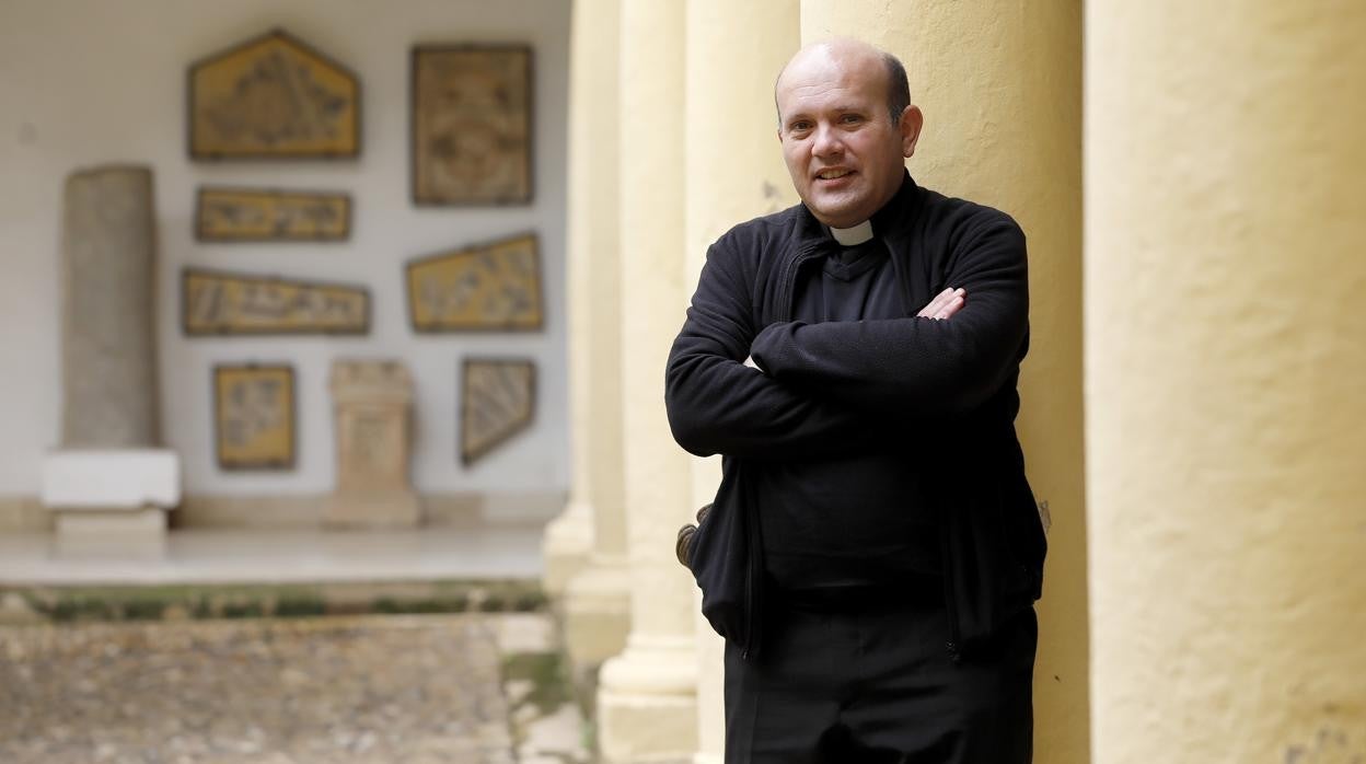 El sacerdote Adolfo Ariza, fotografiado en el patio principal del Palacio Episcopal