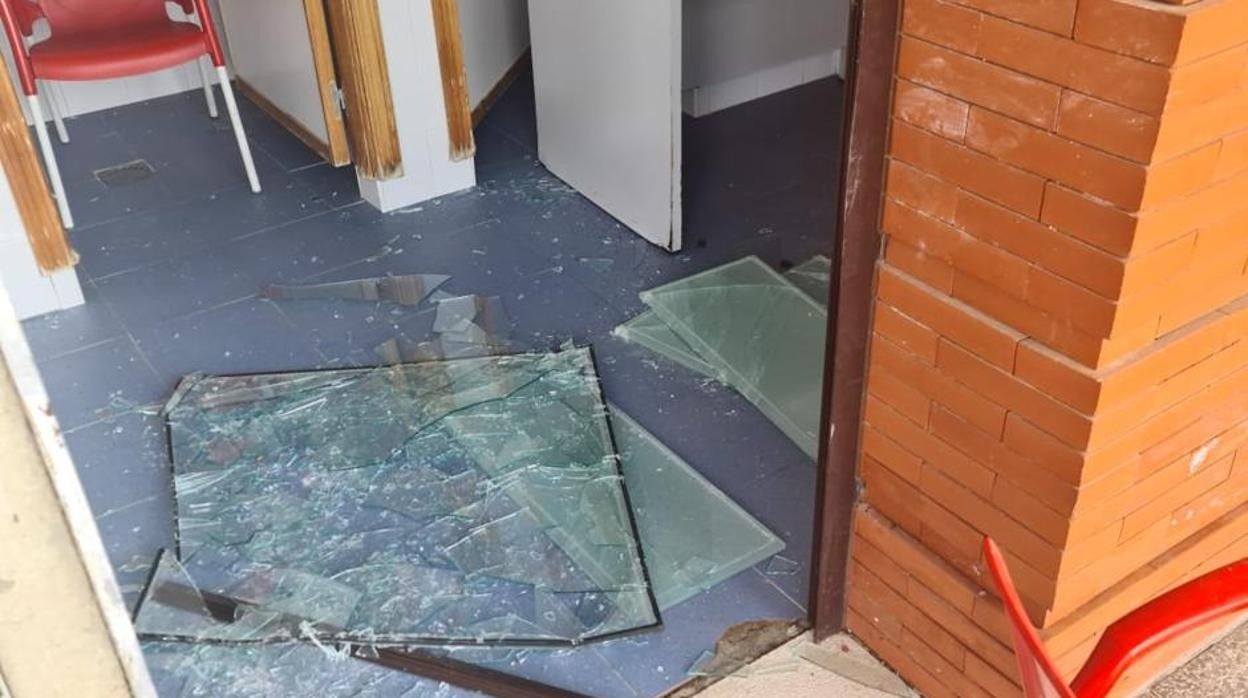 Destrozos en la sede del Club de Fútbol Alcolea-Los Ángeles