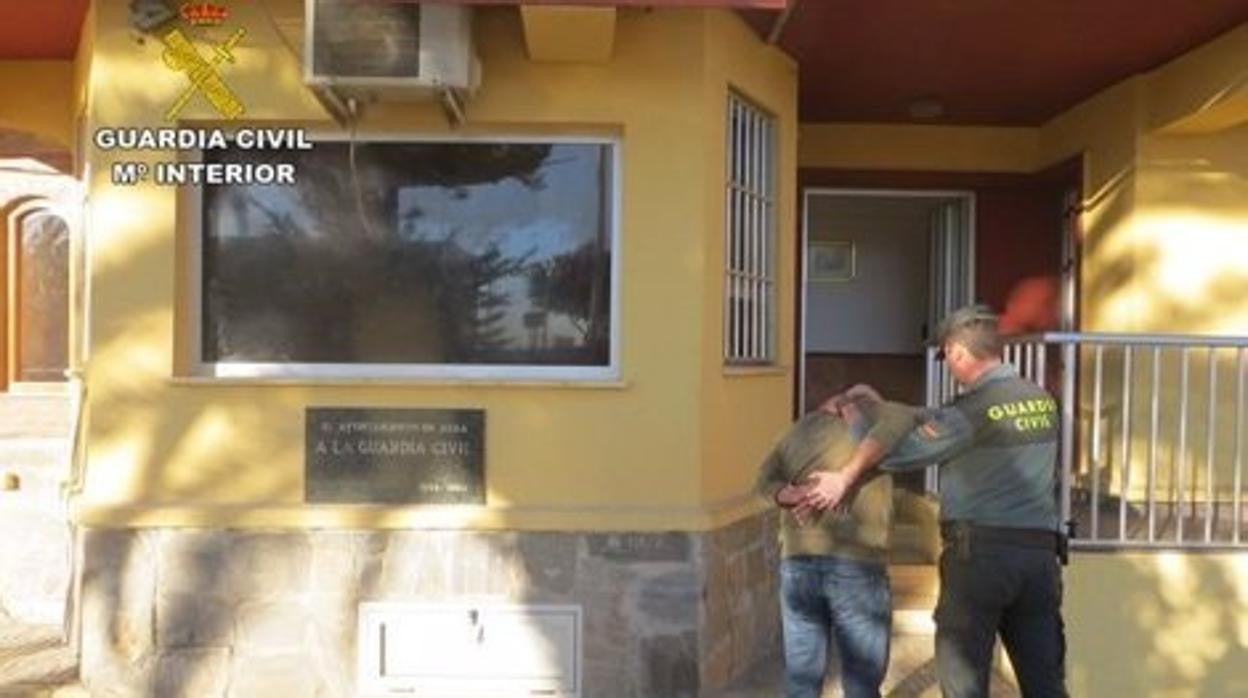 El detenido, llevado por un agente de la Guardia Civil al acuartelamiento