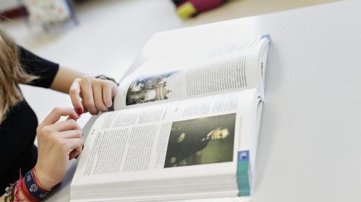Una alumna en un colegio durante una clase de Historia