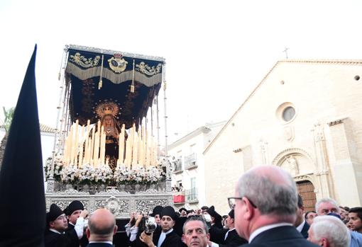 La Virgen de la Soledad, junto a su iglesia de Santiago