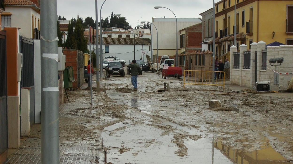 Estado en el que quedó una calle tras la riada de 2007
