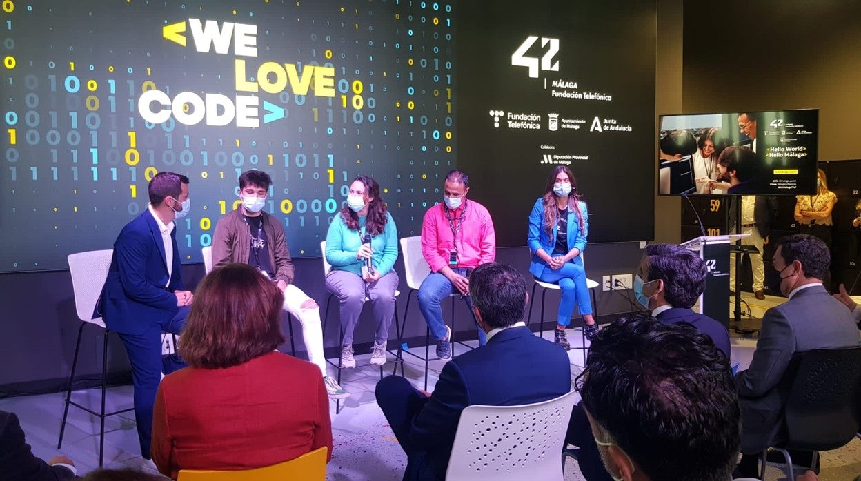 Los alumnos Jaime, Teresa y Tomás cuentan sus experiencias durante el acto de inauguración del nuevo campus 42 Málaga