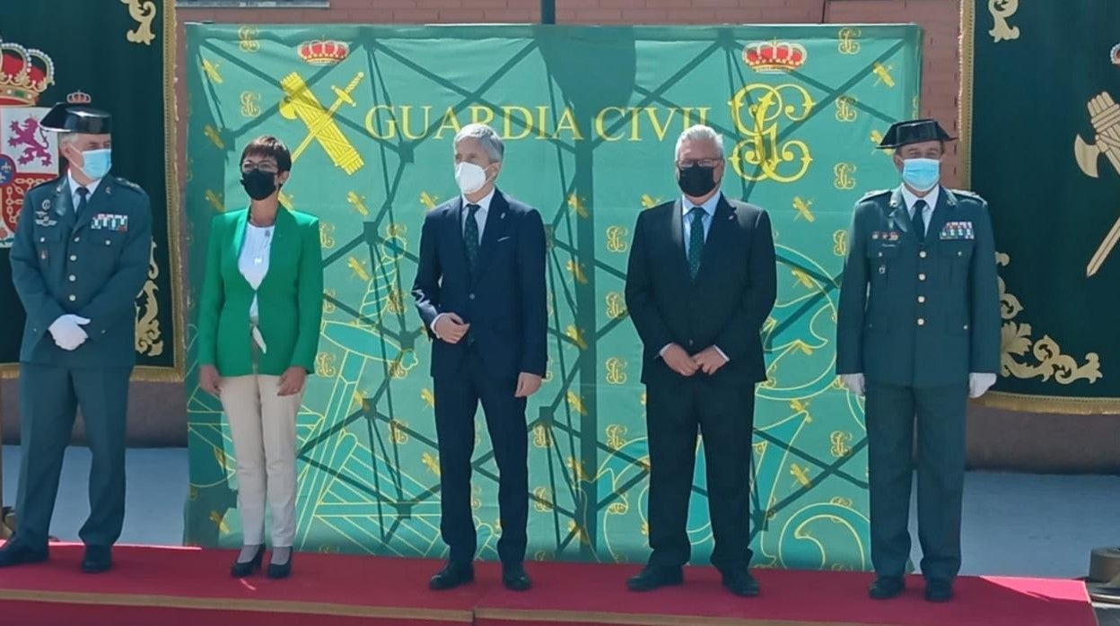 Grande Marlaska junto a autoridades civiles y del Instituto Armado, durante la inauguración del nuevo cuartel