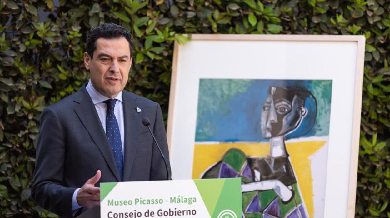 El presidente de la Junta de Andalucía, Juanma Moreno, durante la rueda de prensa posterior a la reunión del Consejo de Gobierno celebrado en el Museo Picasso Málaga