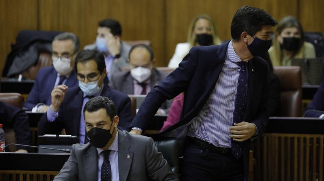 Juan Marín deja su escaño en una sesión del Parlamento