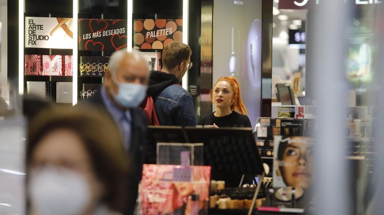 Son pocas las personas que se atreven a quitarse la mascarilla en espacios interiores