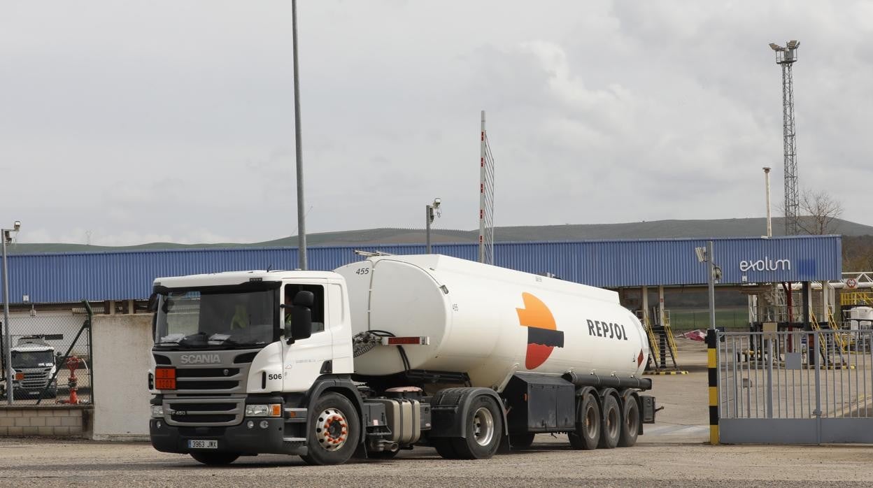 Un camión sale de los depósitos de la antigua Campsa