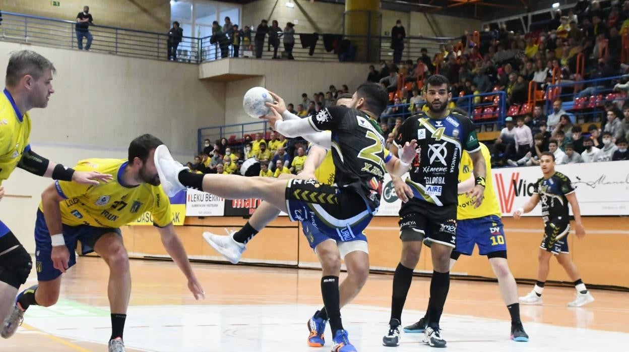 Xavi Tuà y Marcio Silva, en una acción defensiva ante el Bidasoa en Irún