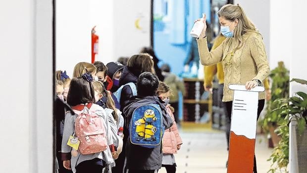 Primer día sin mascarillas en los colegios de Andalucía tras la confusión de este miércoles