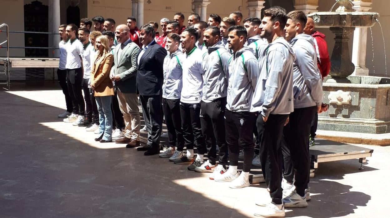 Jugadores, técnicos y presidente del Córdoba CF, este jueves, en la Diputación
