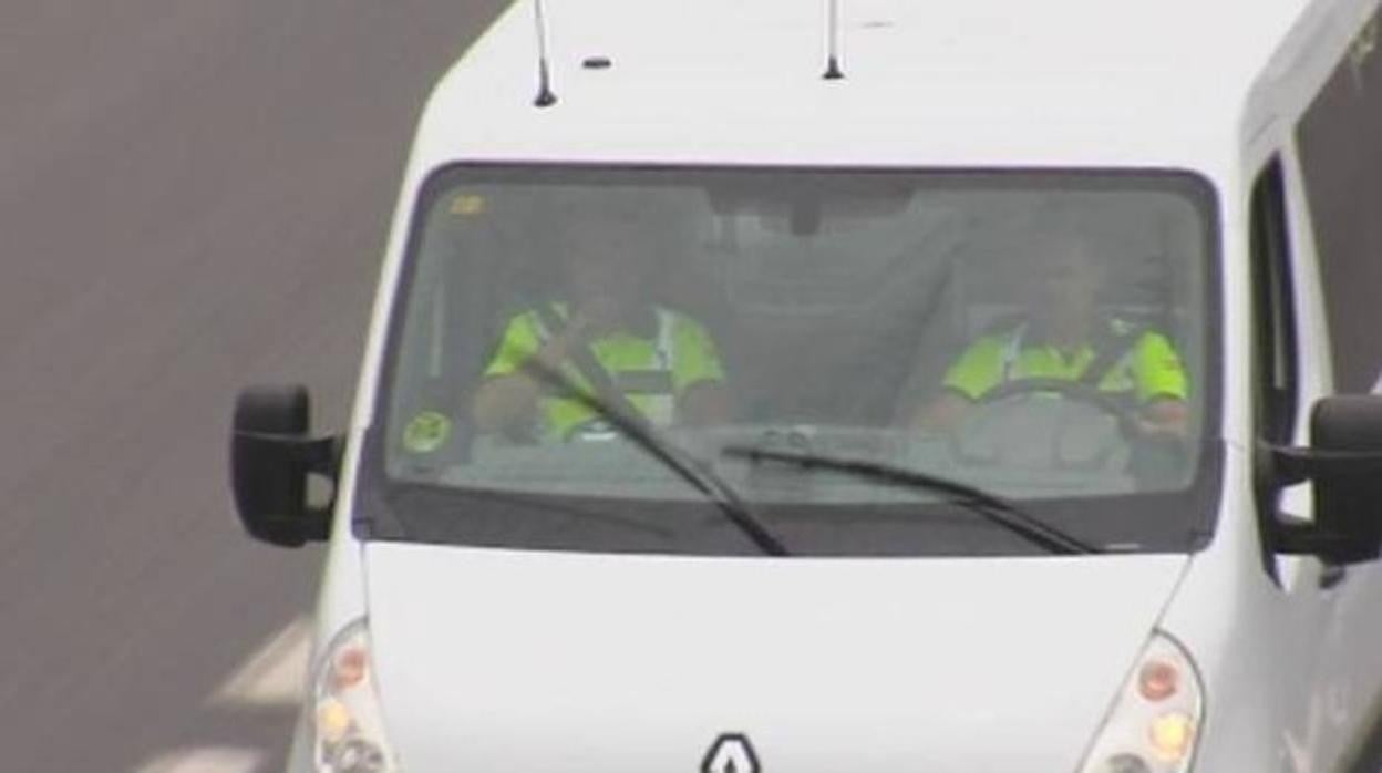Agentes de la DGT en una furgoneta camuflada