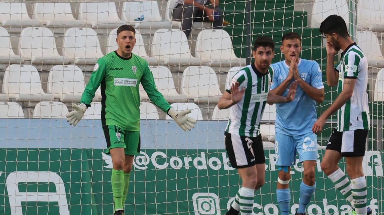 Carlos Marín anima a los suyos desde la portería