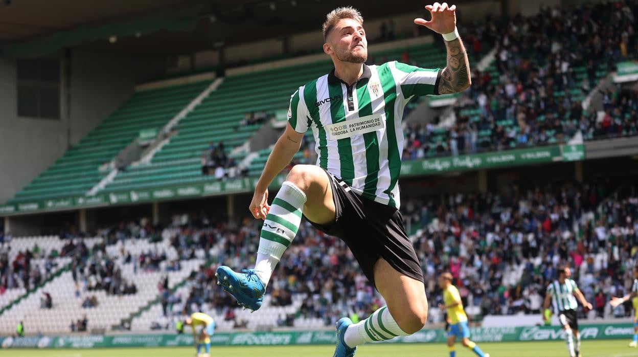 Antonio Casas salta para celebra el domingo el 2-0 frente a Las Palmas Atlético